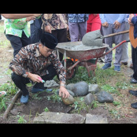 Wakil Ketua MPR RI Letakan Batu Pertama Pembangunan Mushola MTsN 3 Bengkulu Selatan