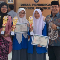 Diknas Provinsi Bengkulu Serahkan Penghargaan Juara OSN-P MAN IC Bengkulu Tengah