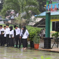 Diguyur Hujan, Upacara Peringatan Hari Guru Nasional ke-77 Berlangsung Khitmad, Kakan Kemenag Lebong Berikan Pesan Penting