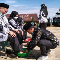 Rayakan HGN, Masyarakat ‘’Cuci Kaki Guru’’ MTsN 2 RL