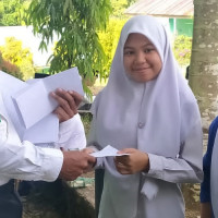 10 Siswa/i MAN Seluma Memperoleh Penyaluran Bantuan dari BAZNAS