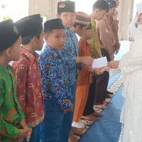 Siswa MIN 2 Kota Bengkulu Terima Bansos Pada Peringatan Isra’ Mi’raj oleh Kemenag Kota Bengkulu